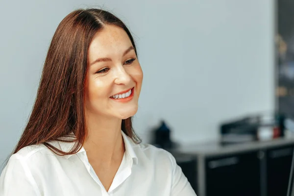 Porträtt av en affärskvinna i vit skjorta — Stockfoto