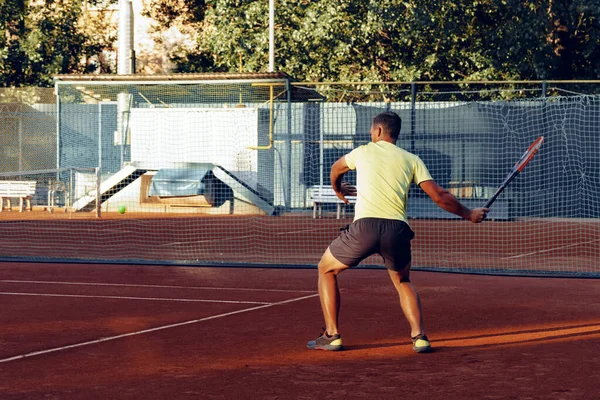 Tenis kortunda oynayan bir adamın arka görünüşü — Stok fotoğraf