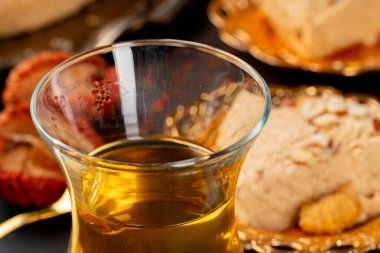 Masada cam bardakta et ve Türk tatlıları