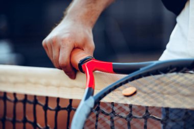 Tenis raketi ve tenis kortunda tenis ağı