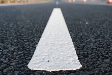 Otobanda asfalt yolda beyaz işaret çizgisi
