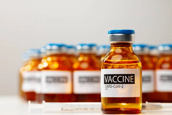 Frascos de vial de vacuna Sars-cov-2 sobre mesa blanca — Foto de Stock