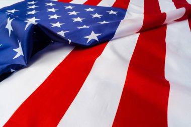 Beyaz yüzeyde dalgalanan ulusal ABD bayrağı