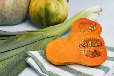 Beyaz masada taze balkabağı ve pırasa