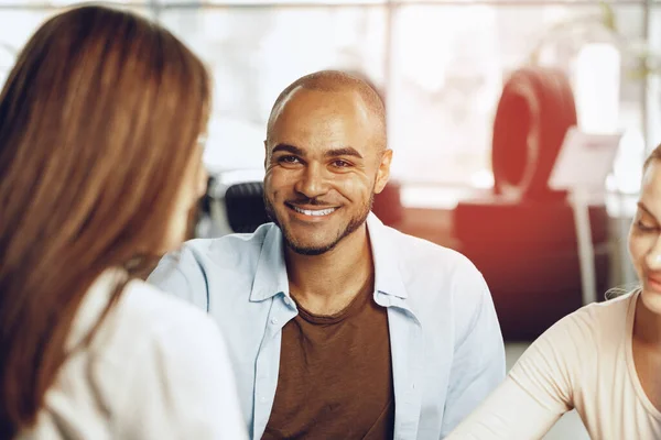 Hombre y mujer teniendo una charla en la oficina — Foto de Stock