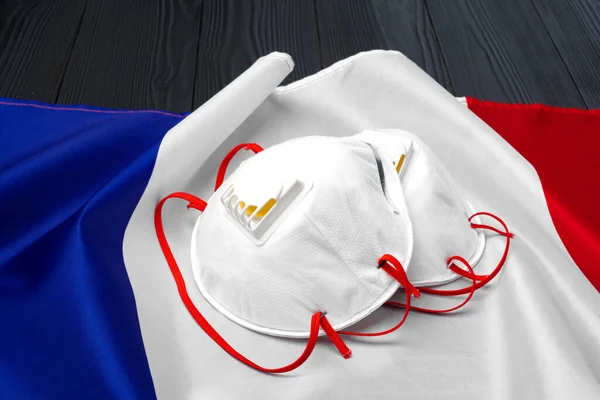 Ιατρική μάσκα στην εθνική σημαία της Γαλλίας — Φωτογραφία Αρχείου
