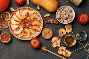 Siyah yüzeyde elmalı turta. Yaklaş.