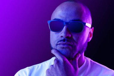 Neon ışıklı gözlüklü Afro-Amerikan erkek modeli portresi