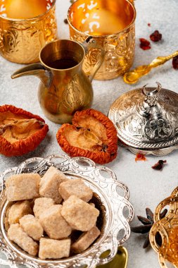 Masada gümüş tepsi ve şeker var.