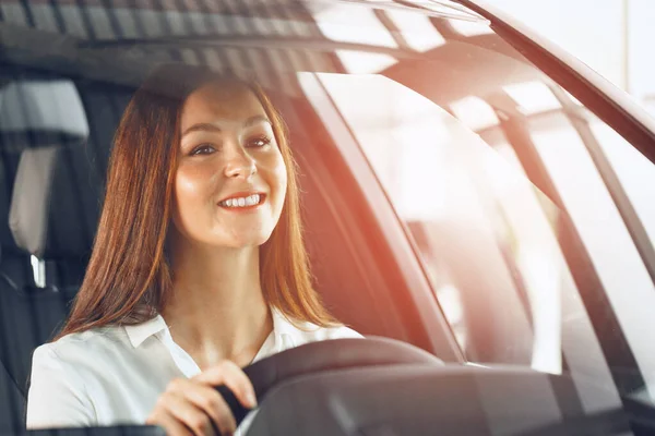 Glückliche Frau, die Auto fährt und lächelt — Stockfoto