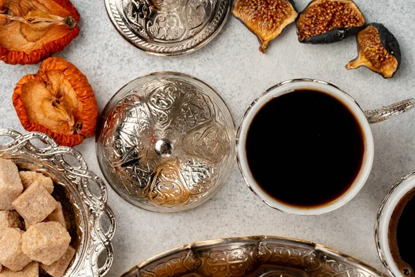 Xícara de café turco e frutas secas na mesa — Fotografia de Stock