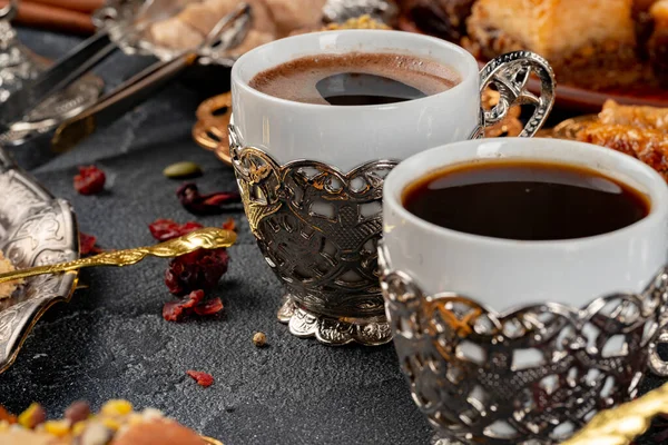 暗い表面にコーヒーとトルコのペストリーのカップ — ストック写真