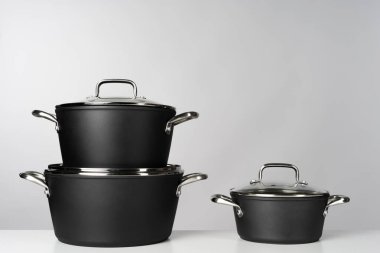 Gri arkaplanda yeni ev yapımı yemek takımı kapat