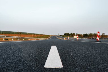 Otobanda asfalt yolda beyaz işaret çizgisi
