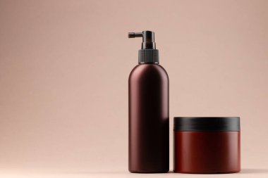 Bej arka planda kahverengi düz kozmetik paketi