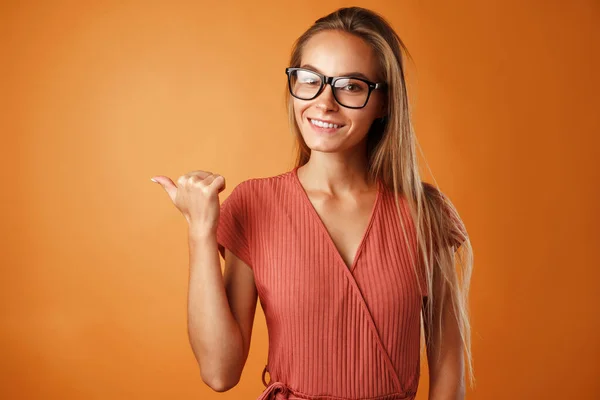 Ung attraktiv blond kvinna peka hennes finger för att kopiera utrymme. — Stockfoto