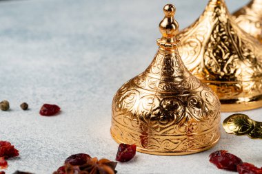 Masada Arap metal bulaşık takımı ve kuru meyveler