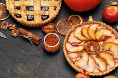 Siyah arka planda çilekli turta ve elmalı turta.