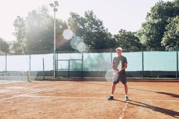 Açık havada tenis oynayan orta yaşlı bir adam dosyalanmış. — Stok fotoğraf