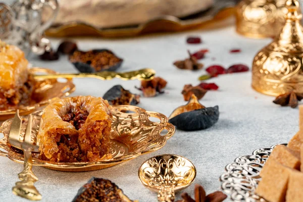 Шматок турецької баклави в золотій арабічній пластині. — стокове фото