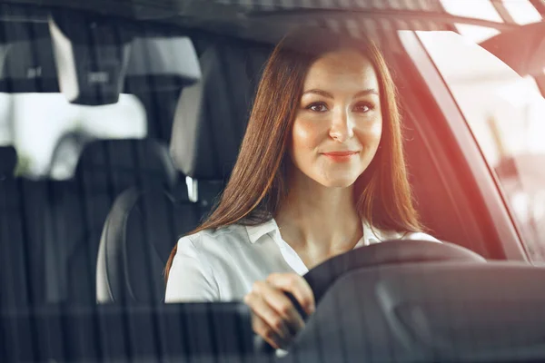 Glückliche Frau, die Auto fährt und lächelt — Stockfoto