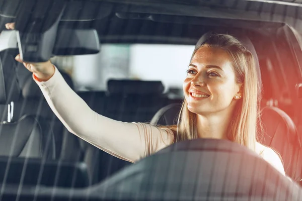 Glückliche Frau, die Auto fährt und lächelt — Stockfoto