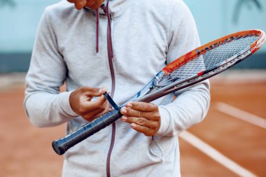 Tanınmayan tenisçi tenis raketinin kabzasını onardı