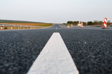 Otobanda asfalt yolda beyaz işaret çizgisi
