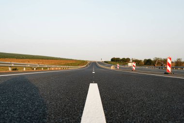 Otobanda asfalt yolda beyaz işaret çizgisi