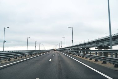 Asfalt yolu ve bulutlu gökyüzü ile boş otoyol