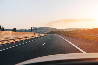 Şafakta boş otoyol, sürücülerin bakış açısından manzara