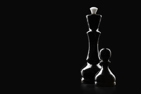 Sakk figurák sötét fekete háttér közelről — Stock Fotó