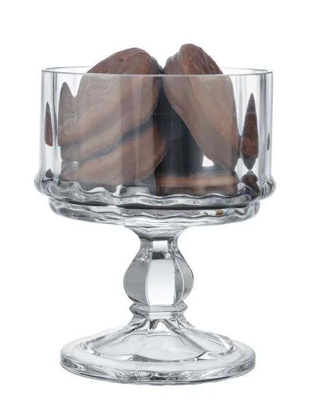 Tarro de galletas de vidrio con galletas de chocolate en el interior sobre fondo blanco — Foto de Stock
