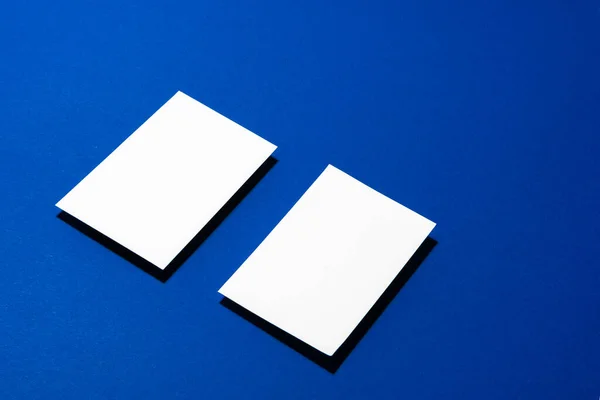 Duas pilhas de cartões de visita em branco no fundo azul — Fotografia de Stock