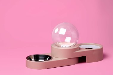 Pembe arka planda boş evcil hayvan kasesi