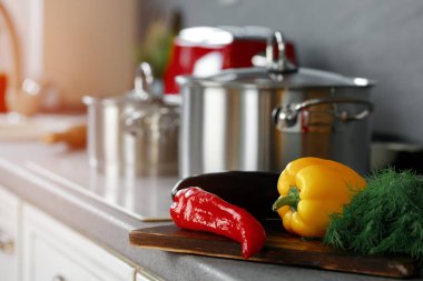 Mutfaktaki ocakta metal güveçlerin natürmort fotoğrafı