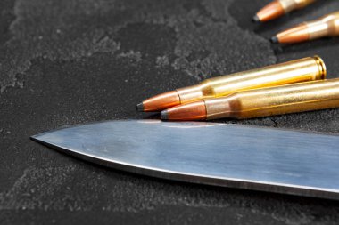 Koyu gri arka planda tüfek veya karabina için fişekler yakın plan