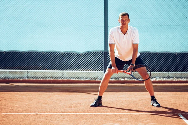 Tenis oyuncusu tenis kortunda hazır bekliyor. — Stok fotoğraf