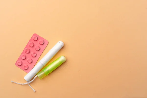 Female medical tampons and painkiller pills top view — Stock Photo, Image