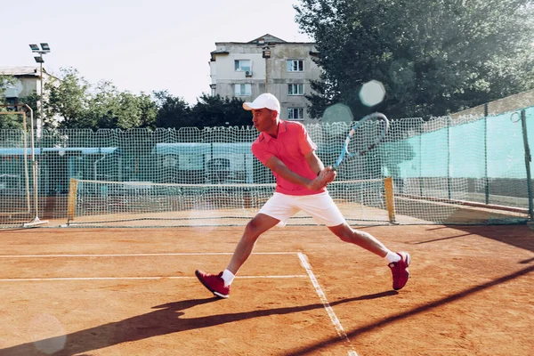 Homme d'âge moyen jouant au tennis en plein air classé — Photo