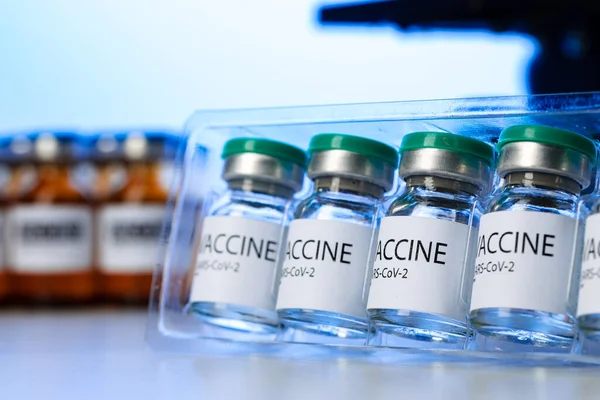 실험실에 있는 테이블 위에 Sars-cov-2 의 백신 . — 스톡 사진