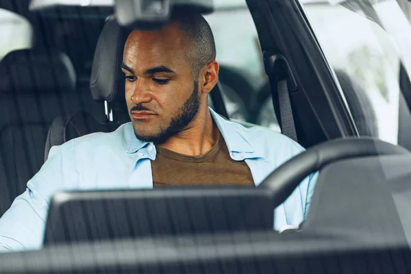 Conductor afroamericano sentado en un coche — Foto de Stock