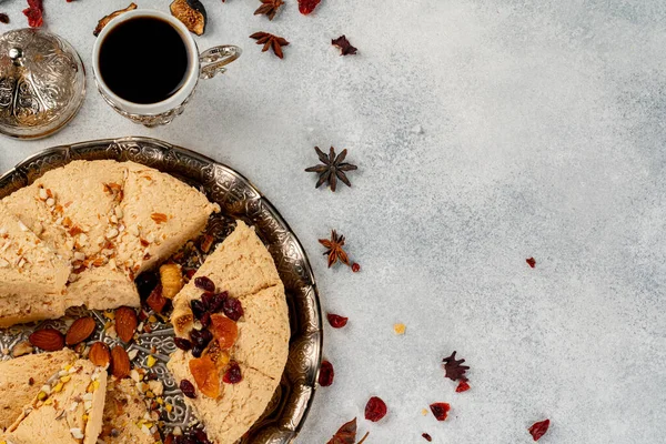 Halva med torkad frukt på arabiska matvaror — Stockfoto