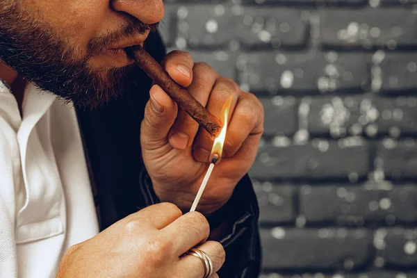 Baard man roken sigaar tegen zwart baksteen muur — Stockfoto