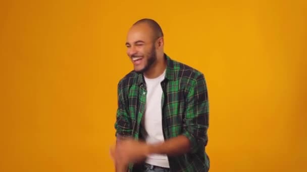 Joyeux rire homme afro-américain debout sur fond jaune — Video