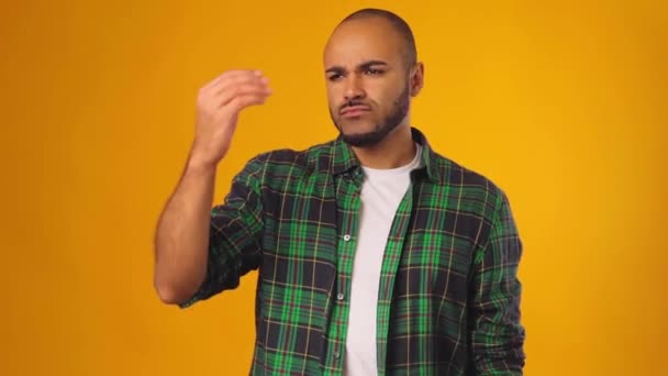 Pensive Afro-Amerikaanse man aanraken van zijn voorhoofd en denken tegen gele achtergrond — Stockvideo