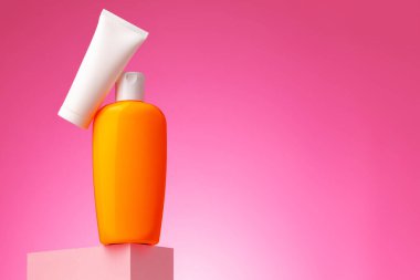 Pembe arka planda cilt ürünleri kutusu