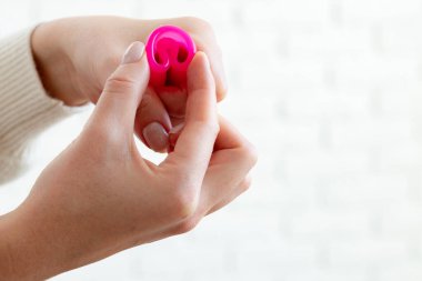 Aybaşı kadehini katlayan kadın ellerini kapar.