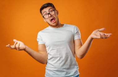 Omuz silken inek bir gencin portresi, jesti bilmiyorum.