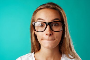 Şok olmuş ve şaşırmış genç sarışın kadın portreyi yakından çekiyor..